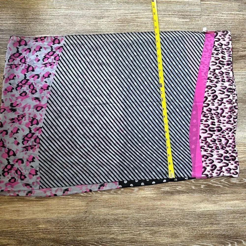 Pink cheetah pattern scarf - Picture 3 of 7